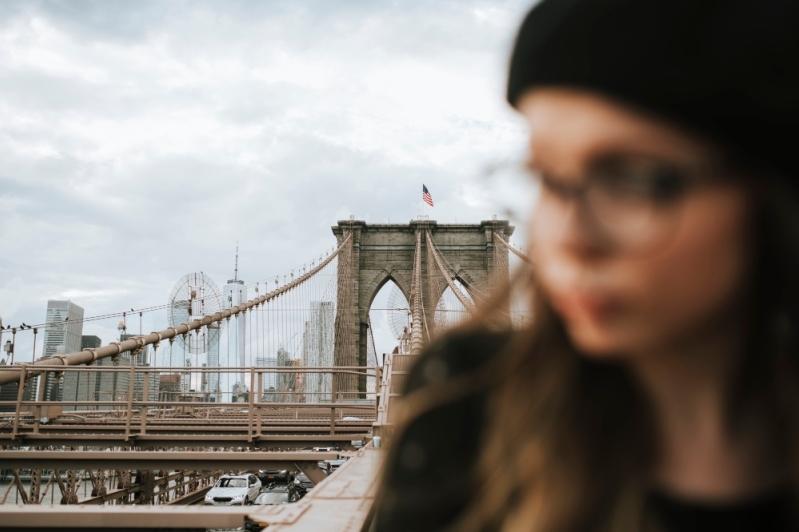 Mujer en el puente de Brooklyn, Nueva York