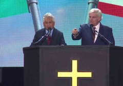 VIDEO: Franklin Graham lleva mensaje de Dios a la frontera EEUU – México