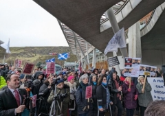 Cientos protestan por drástica ley escocesa contra crímenes de odio