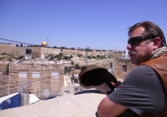VIDEO: Indiana Jones moderno en una misión para encontrar lugares perdidos de la Biblia