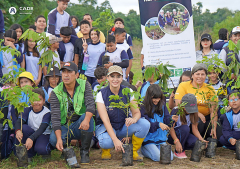 Estudiantes cristianos plantan árboles para reforestar Ecuador