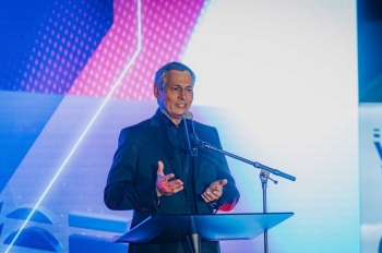 Orlando Salazar recibe el primer Premio Águila Influencia Hispana